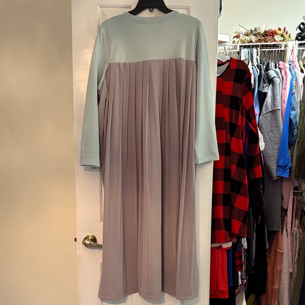Pink Ripple large Elegant Two-Tone Pleated Dress